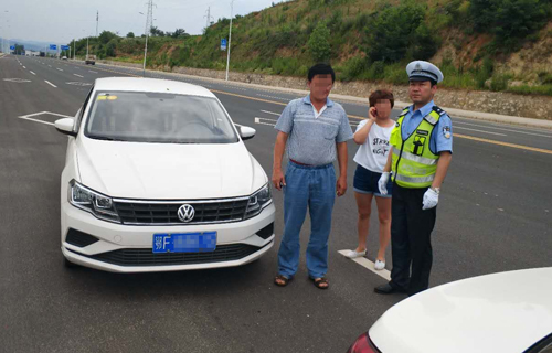 無(wú)證男人結伴女司機租車(chē)出游 遇臨檢沖卡撞傷輔警被拘留
